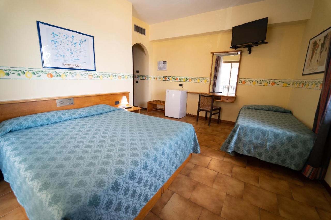 Hotel San Pietro Letojanni Exterior foto