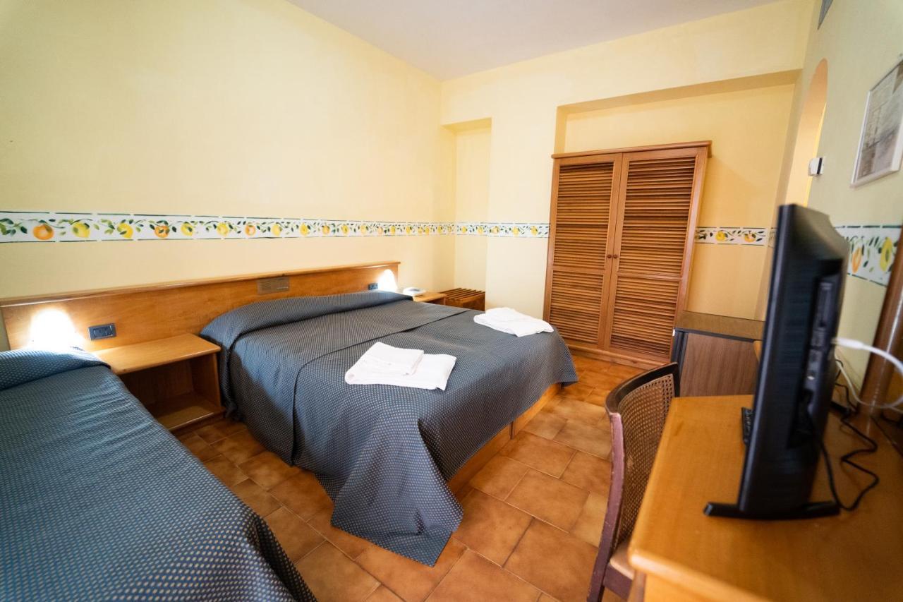 Hotel San Pietro Letojanni Exterior foto