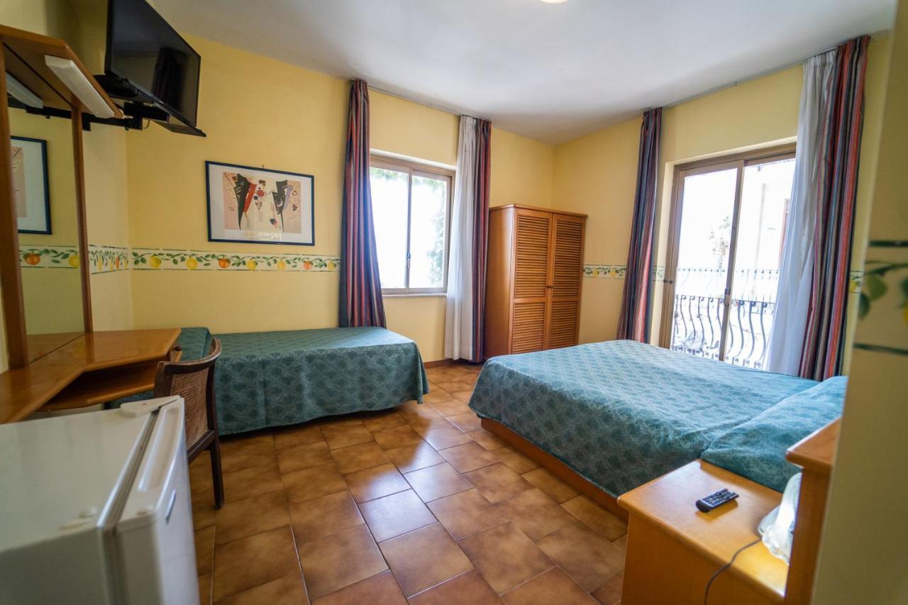 Hotel San Pietro Letojanni Exterior foto