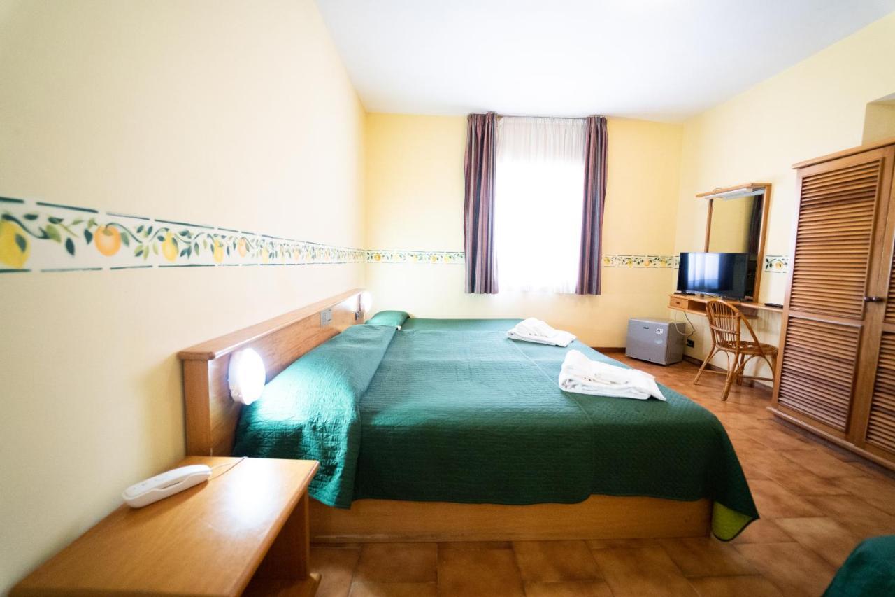 Hotel San Pietro Letojanni Exterior foto